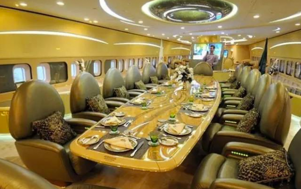 中東首富：賓士車上鑲嵌30萬顆鑽石，花24億定製私人&OpenCurlyDoubleQuote;飛行宮殿&rdquo;