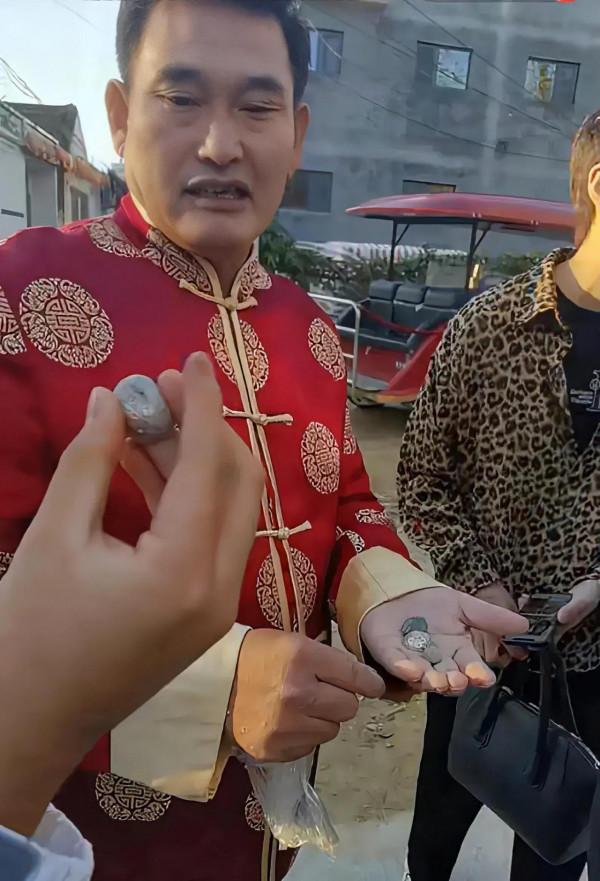 大衣哥朱之文有錢了,也開始搞收藏,不知道他的藏品有幾件是真的 大衣哥朱之文有錢了,也開始搞收藏,不知道他的藏品有幾件是真的