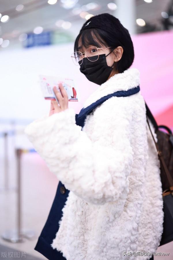 街拍:海陸白色羔羊絨短外套,軟軟糯糯宛若糯米糰子 街拍:海陸白色羔羊絨短外套,軟軟糯糯宛若糯米糰子