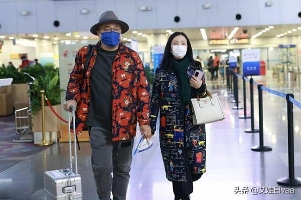 徐崢罕見攜嬌妻趕飛機，穿花夾克暴露肚腩，陶虹闊太似拎包很強勢