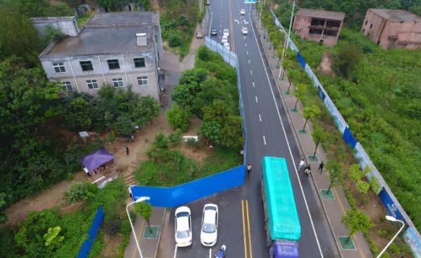 鄭州一硬氣釘子戶，政府部門親自上門談判，看到宅子後：不敢拆