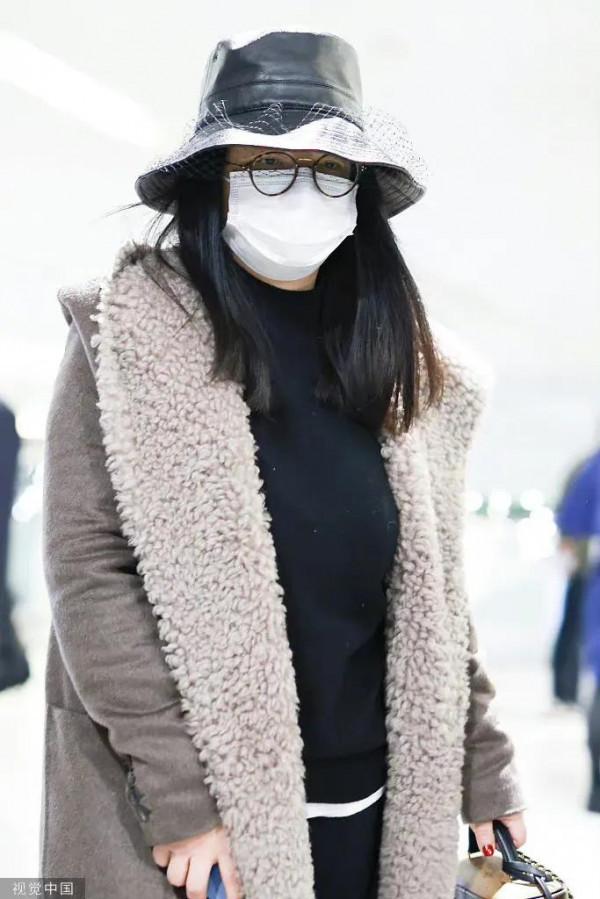 李湘私服，身穿超長翻領毛絨大衣，貴氣依舊