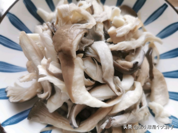 炸蘑菇時，別用雞蛋調麵糊，牢記2個技巧，酥脆可口，放涼照樣脆