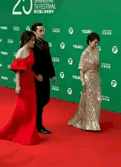 男星走紅毯有風險！幫女星提裙顯情商，吳京直男、沈騰杜江太尷尬