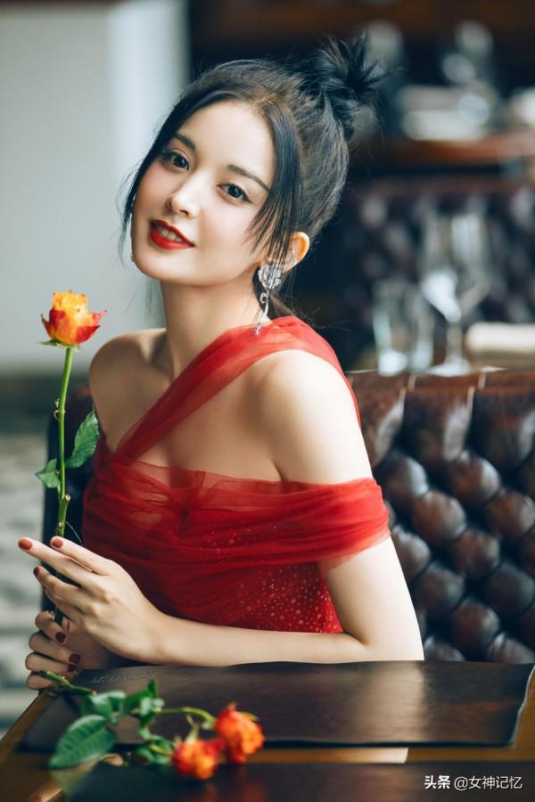 古力娜扎穿一襲紅色紗裙,嫵媚動人 古力娜扎穿一襲紅色紗裙,嫵媚動人