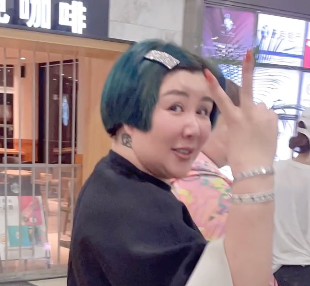 王惠與閨蜜聚餐,6位數手鐲順便戴,拍照濾鏡太重導致下巴變形 王惠與閨蜜聚餐,6位數手鐲順便戴,拍照濾鏡太重導致下巴變形