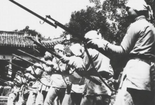 新四軍掉進日軍包圍圈，突然來兩人相救