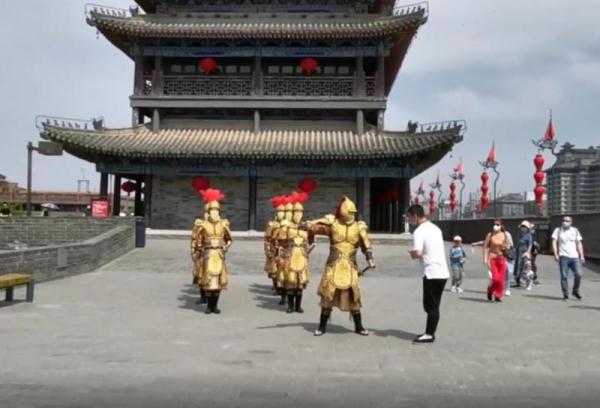 西安城牆金甲武士勸阻不文明 效果極好至今沒有遊客不聽勸