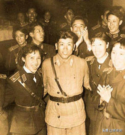 羅盛教犧牲後：父親赴朝為兒掃墓，被救者母親提出：我把孫子送你