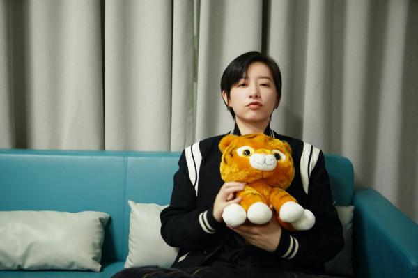 趙文卓《小芒年貨節》晚會後臺舞獅氣勢十足，陳立農撐傘演唱氛圍感拉滿