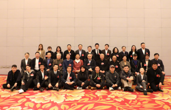 文代會內場罕曝光，眾星席地而坐接地氣，丫丫、陳寶國乘大巴前往