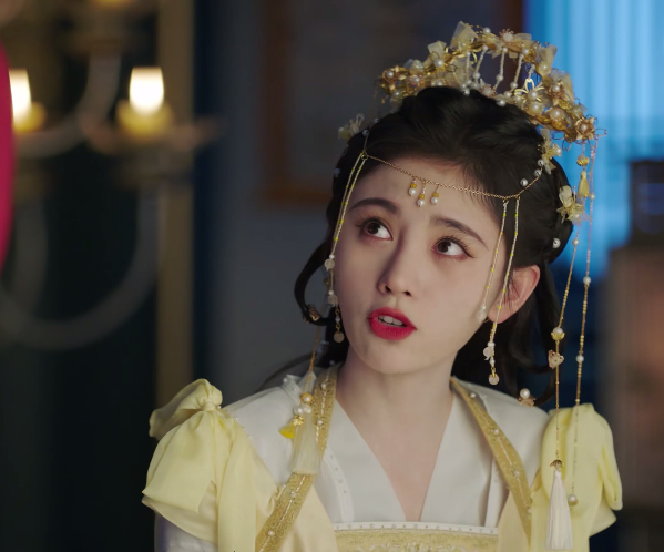 鞠婧禕新劇現騷操作！馬戴美瞳畫眼線，這女演員衣服裡露出個啥？