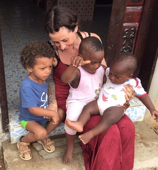 紅極一時的“討水男孩”，1歲被父母當巫童遺棄，後來怎麼樣了