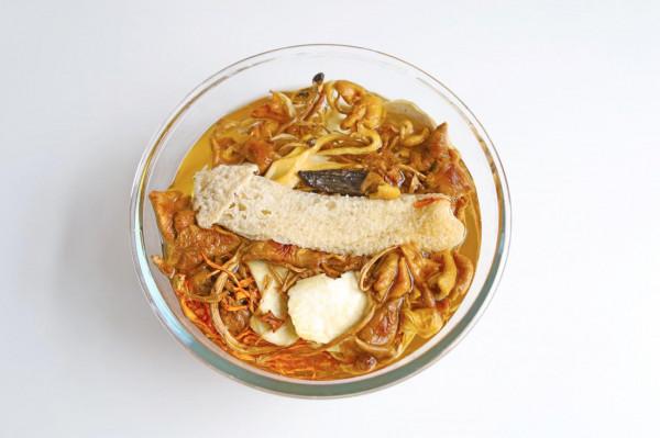 烏雞湯怎麼燉最有營養？教你正確做法，湯鮮味美，常喝氣色好