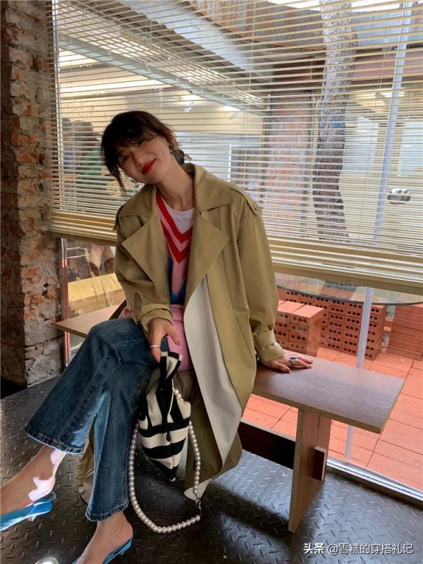 今秋火了一種穿搭，叫“風衣+煙管褲”，時髦顯瘦，誰穿誰美