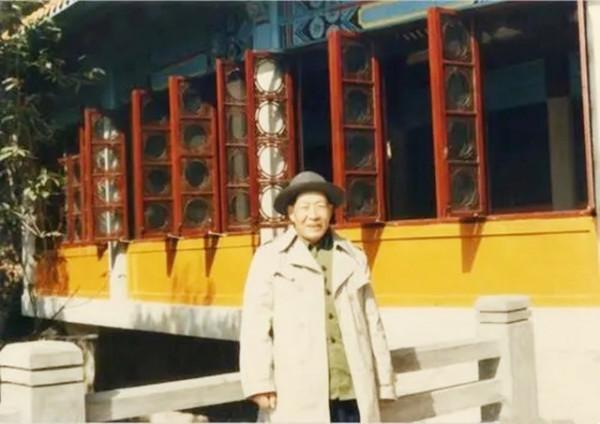 解放南京時，第一個率隊衝進“總統府”的營長，後來的結局如何？