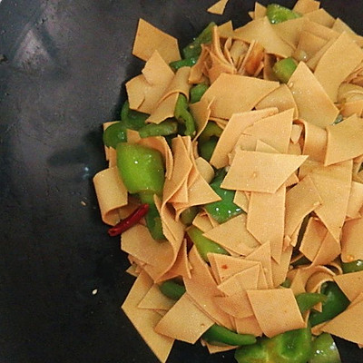 週末和美味的爽口下飯菜——青椒尖椒炒豆腐皮更配哦 週末和美味的爽口下飯菜——青椒尖椒炒豆腐皮更配哦