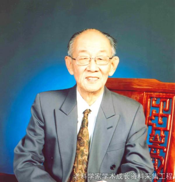 他是解放前夕第一批歸國留學生，在北郵率先開創無線電物理專業