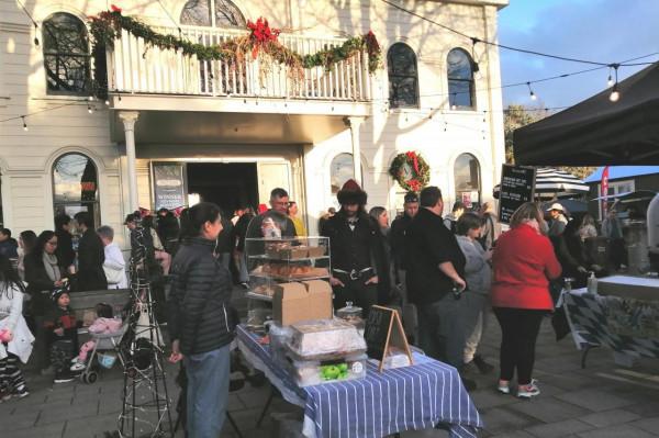 紐西蘭一百多年曆史的小鎮，仍然袖珍遊客卻一房難求