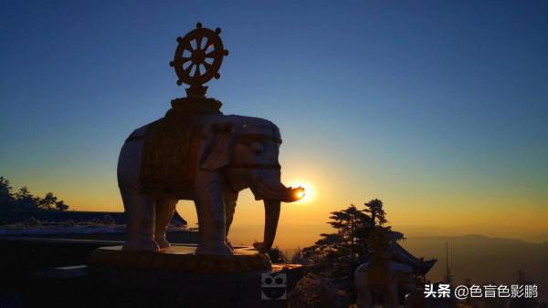 冬季峨眉山偶遇日出日落，夢幻雲海，遙望蜀山之王-貢嘎雪山