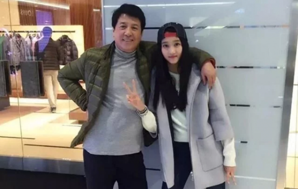 關曉彤父親終於曝光了,低調20多年,原來是我們熟悉的他 關曉彤父親終於曝光了,低調20多年,原來是我們熟悉的他