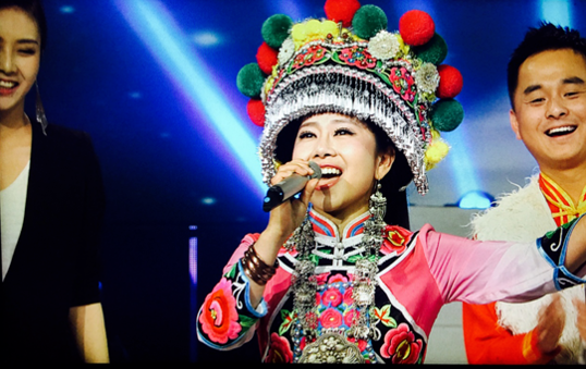 彝族姑娘周麗珍：打工小妹，因星光大道改變命運，逆襲登上春晚