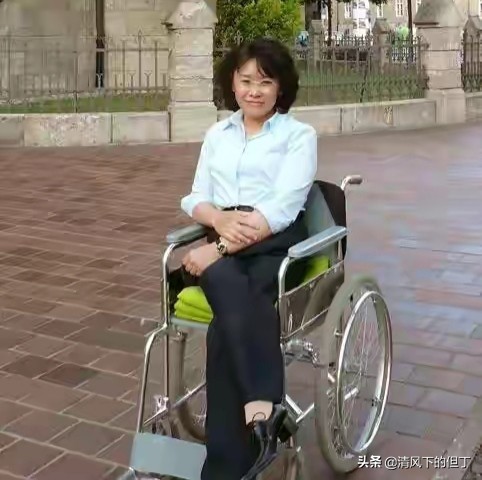 張海迪:5歲時高位截癱,卻自學成才,官至正部級,被稱當代保爾 張海迪:5歲時高位截癱,卻自學成才,官至正部級,被稱當代保爾