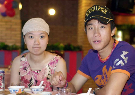 過氣“超女”窘況：開出租、整容失敗、賣唱陪酒，硬著頭皮扛面子