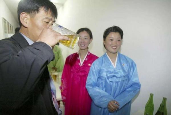 中國小夥在朝鮮喝當地啤酒，啤酒瓶上為何卻有漢字？