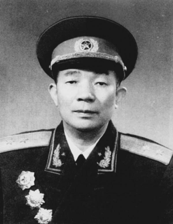 開國中將文年生回鄉探親,專程看望曾虐待他的姑父,送一件皮袍子 開國中將文年生回鄉探親,專程看望曾虐待他的姑父,送一件皮袍子