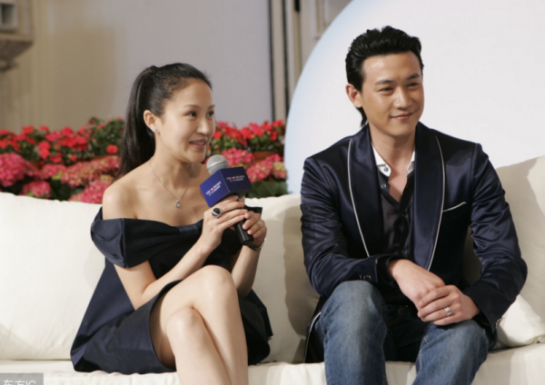 陸毅與鮑蕾出席活動照，不愧是兩口子，太有夫妻相了