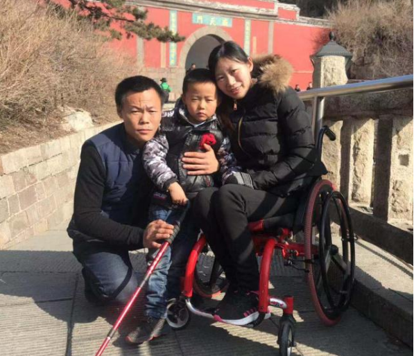 33歲山東男人,照顧癱瘓妻子13年,還揹著妻子登泰山看日出 33歲山東男人,照顧癱瘓妻子13年,還揹著妻子登泰山看日出