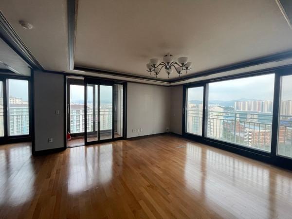 166㎡裝修沒有隨大流，僅用白牆&plus;原木，輕鬆打造一個大方耐看的家