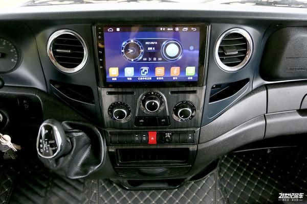 國產6.5T依維柯歐勝底盤加持,穩!實拍2022款中意極致雙拓展房車 國產6.5T依維柯歐勝底盤加持,穩!實拍2022款中意極致雙拓展房車