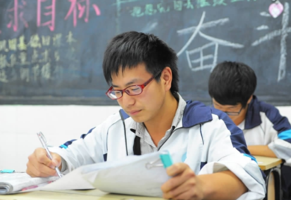 家長提議取消中考,希望義務教育延長至12年,官方給出明確答覆 家長提議取消中考,希望義務教育延長至12年,官方給出明確答覆