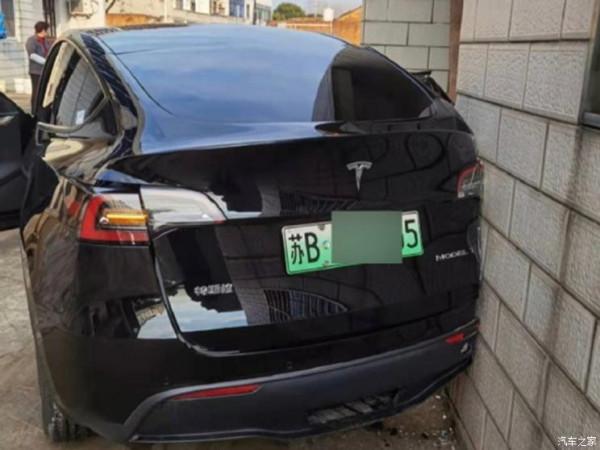 維修費高達20萬 特斯拉Model Y不慎撞牆