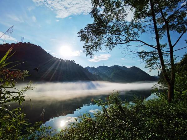 霧漫小東江,天上人間兩茫茫 霧漫小東江,天上人間兩茫茫