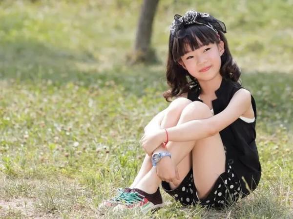 生恩大？養恩大？24歲女孩拒絕50萬，跟拉板車扛煤氣養父相依為命