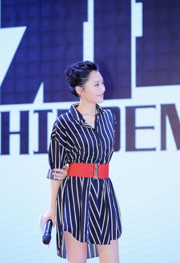 許晴完全沒有中年人的影子，年過半百穿白T恤配揹帶褲，像個少女