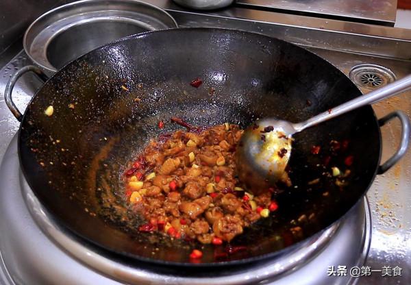 “乾鍋雞”在家怎樣做省油還鮮香，其實很簡單，廚師長告訴你做法