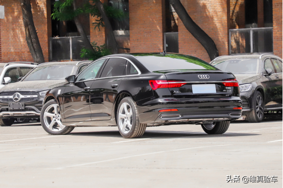 奧迪A6L四年貶值18萬，檢測師看了眼車頭就知道這輛車不簡單