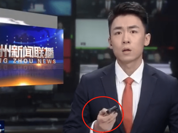 《杭州新聞聯播》提詞器宕機，男主播表情管理失控，狂按遙控被嘲