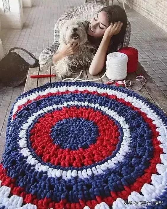 只用幾團布條線，就鉤出了好看又實用的桌墊地墊