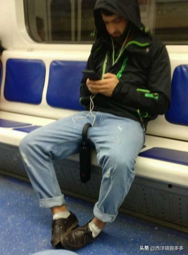 俄羅斯地鐵中的風景,“戰鬥民族”果然不一般 俄羅斯地鐵中的風景,“戰鬥民族”果然不一般