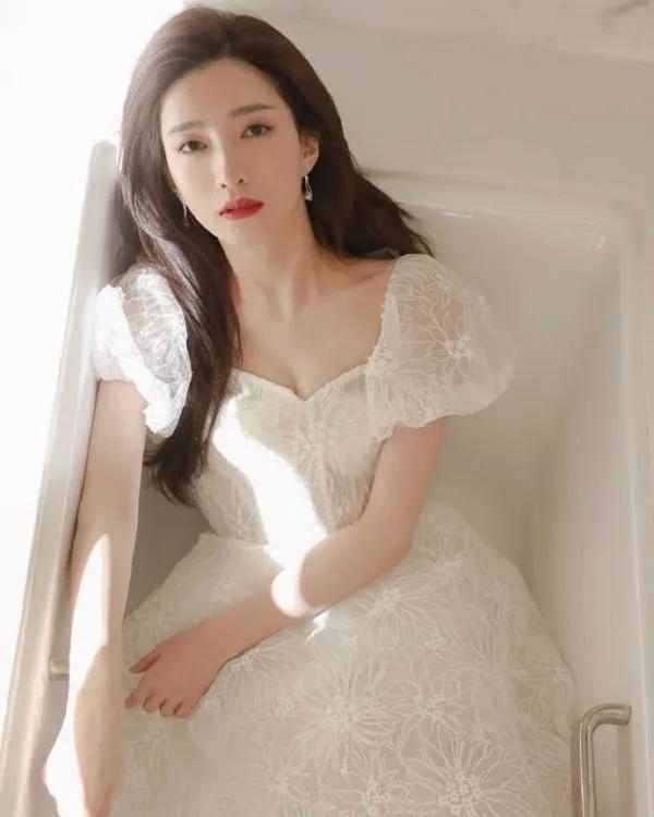 江疏影一襲白裙清秀優雅，美麗大方有氣質