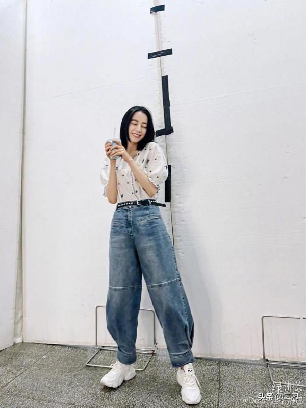 迪麗熱巴 喝下手中這杯“藍天”