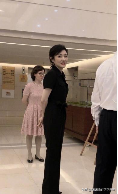 央視才女周濤書法造詣不俗，筆墨茂密豐滿，汲取歐楷風姿引網友贊