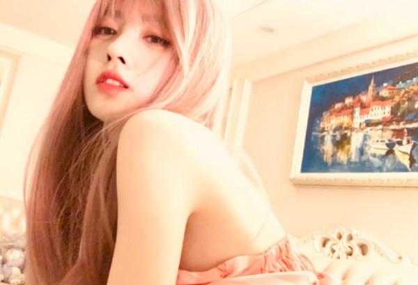 男網紅模仿鞠婧禕，穿女裝紋髮際線，被網友質疑回懟：我是個男人