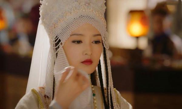 別硬演“異域美人”,有人翩翩起舞一眼萬年,有的還是把臉遮上吧 別硬演“異域美人”,有人翩翩起舞一眼萬年,有的還是把臉遮上吧