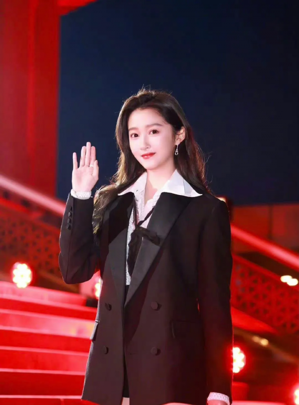 北影節閉幕式紅毯：關曉彤和唐嫣撞衫，周深穿高跟鞋，鞏俐黑白配